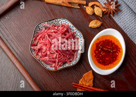 Viande de bœuf braisée savoureuse, amuse-gueule de bœuf cuit aux épices orientales aromatiques Banque D'Images