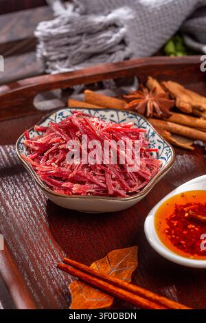 Viande de bœuf braisée savoureuse, amuse-gueule de bœuf cuit aux épices orientales aromatiques Banque D'Images