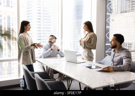 Groupe de professionnels de l'entreprise engagés dans une discussion d'équipe Banque D'Images