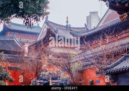 Temple bouddhiste chinois traditionnel aux murs rouges et aux toits incurvés ornés Banque D'Images
