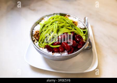 Cendol, dessert malaisien à la glace rasée avec gelée de pandan, haricots rouges et lait de coco Banque D'Images