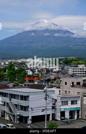 Le mont Fuji, aux sommets enneigés, s'élève au-dessus de la ville de Fujiyoshida, vu depuis la terrasse d'observation du Fujisan World Heritage Center à Yamanashi Pref Banque D'Images