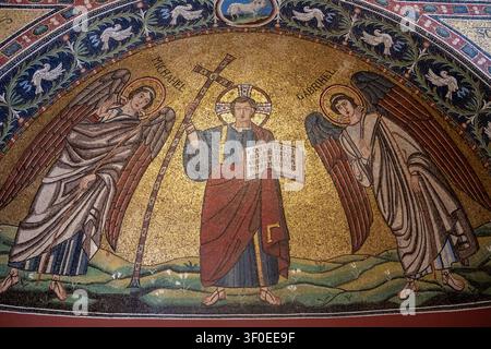 Berlin, Allemagne – 23 mai 25 : Vue rapprochée d’une mosaïque dorée avec une figure centrale auréolée et des archanges exposés au musée Bode à Berlin, Allemagne. Banque D'Images
