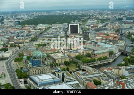Vue aérienne panoramique depuis la tour de télévision de Berlin montrant la cathédrale de Berlin, l'île des musées et le paysage urbain central de Berlin, Allemagne. Banque D'Images
