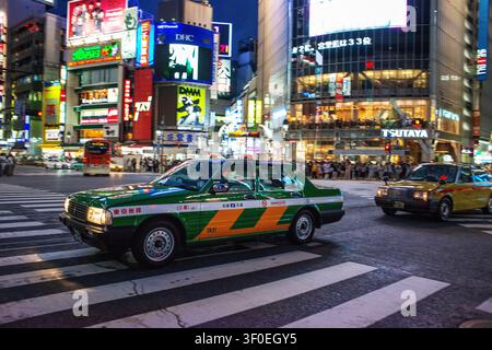 Taxi et vue nocturne du célèbre croisement de Shibuya à Shibuya, Tokyo, Japon. La photo capture l'atmosphère vibrante d'un Banque D'Images