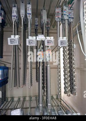 DENIA, ESPAGNE – 5 octobre 2025. Plusieurs perceuses de différentes tailles et styles sont soigneusement disposées sur des étagères dans un magasin de détail en Espagne. Prix et de Banque D'Images