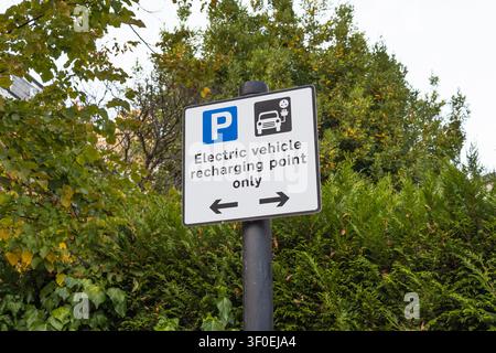 Panneau de point de recharge pour véhicules électriques uniquement sur le parking Banque D'Images