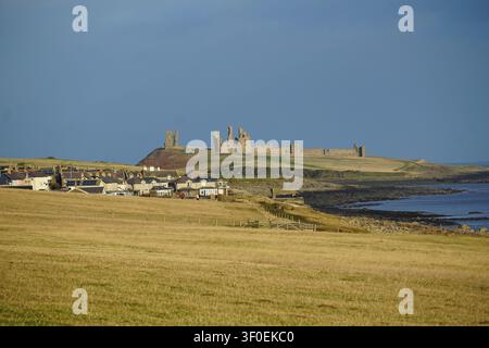 Une vue du château de Dunstanburgh depuis le sud du village de Craster Banque D'Images