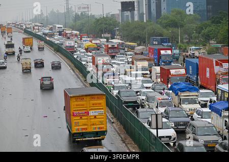 GURUGRAM, INDE - 7 JUIN : Les véhicules étaient coincés dans un embouteillage de 5 km sur la route nationale 48 près de Hero Honda Chowk en raison des fortes pluies le 7 juillet 2026 à Gurugram, en Inde. Photo de Parveen Kumar/Hindustan Times Les fortes pluies de mousson provoquent des inondations et des embouteillages à Gurugram Banque D'Images