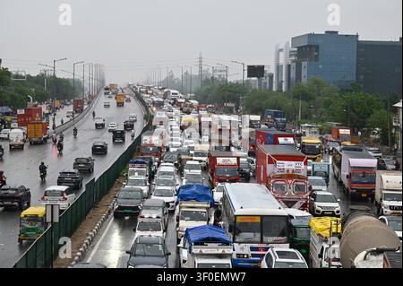 GURUGRAM, INDE - 7 JUIN : Les véhicules étaient coincés dans un embouteillage de 5 km sur la route nationale 48 près de Hero Honda Chowk en raison des fortes pluies le 7 juillet 2026 à Gurugram, en Inde. Photo de Parveen Kumar/Hindustan Times Les fortes pluies de mousson provoquent des inondations et des embouteillages à Gurugram Banque D'Images