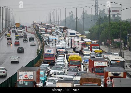 GURUGRAM, INDE - 7 JUIN : Les véhicules étaient coincés dans un embouteillage de 5 km sur la route nationale 48 près de Hero Honda Chowk en raison des fortes pluies le 7 juillet 2026 à Gurugram, en Inde. Photo de Parveen Kumar/Hindustan Times Les fortes pluies de mousson provoquent des inondations et des embouteillages à Gurugram Banque D'Images