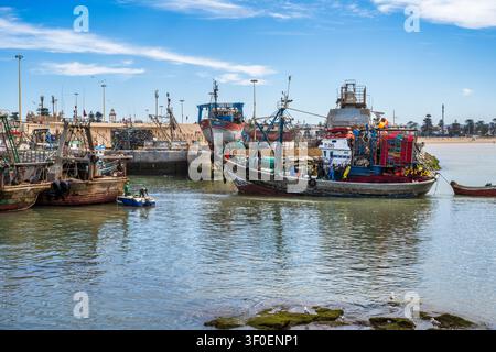Bateau de pêche entrant dans l'embouchure du port animé d'Essaouira au Maroc, en Afrique du Nord Banque D'Images
