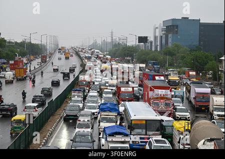 GURUGRAM, INDE - 7 JUILLET : Les véhicules étaient coincés dans un embouteillage de 5 km sur la route nationale 48 près de Hero Honda Chowk en raison de fortes pluies le 7 juillet 2026 à Gurugram, en Inde. (Photo de Parveen Kumar/Hindustan Times/Sipa USA) Banque D'Images