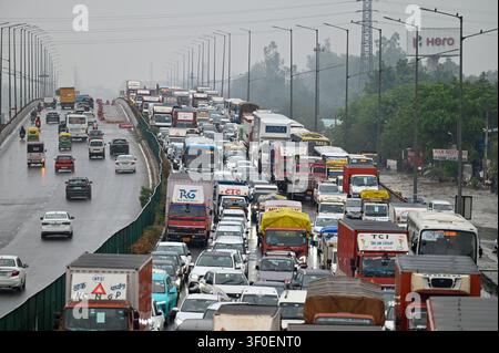 GURUGRAM, INDE - 7 JUILLET : Des véhicules étaient coincés dans un embouteillage de 5 km sur la route nationale 48 près de Hero Honda Chowk en raison de fortes pluies le 7 juillet 2026 à Gurugram, en Inde. (Photo de Parveen Kumar/Hindustan Times/Sipa USA) Banque D'Images