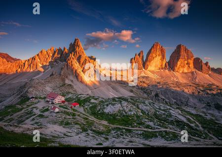 Trois Pics de Lavaredo, Dolomites, Italie. Panorama des Dolomites italiennes avec les célèbres Trois Pics de Lavaredo (Tre Cime di Lavaredo) dans le Trentin-Haut-Adige. Banque D'Images