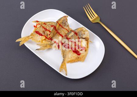 En-cas de petits poissons frits croustillants, fruits de mer frits à l'or Banque D'Images
