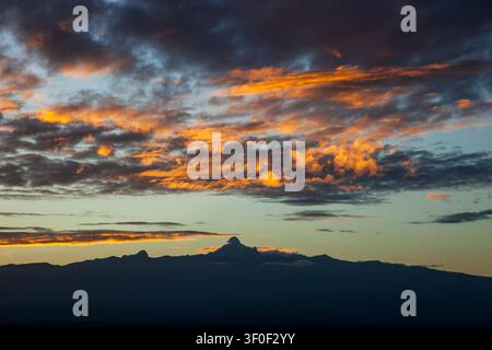 Mont Kenya, Kenya, Ol Pejeta Conservancy, Afrique, Jour, Extérieur, Pas de personnes, Contre-jour, Pittoresque, Silhouette, Scène tranquille, Beauté de la nature, Paysage Banque D'Images