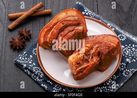 Brebis de porc braisée dans la sauce soja avec une riche saveur chinoise Banque D'Images