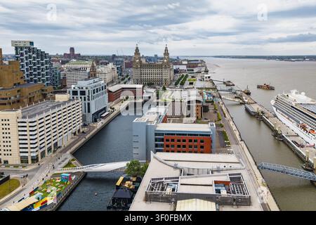 Vue aérienne du Royal Liver Building et du front de mer historique de Pier Head à Liverpool, Angleterre, Royaume-Uni. Banque D'Images