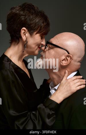 Un couple de seniors aimant dans une tenue élégante dégage de la chaleur et de la joie dans leur lien. Banque D'Images