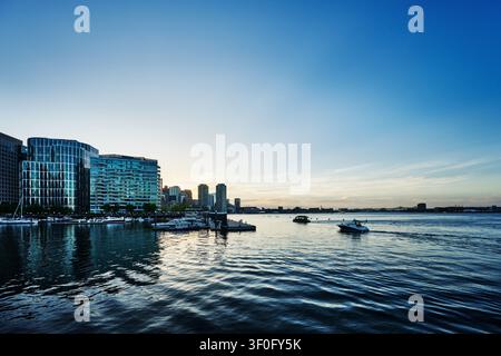 Le quartier du port de Boston le long du Fan Pier au coucher du soleil, Massachusetts, Nouvelle-Angleterre Banque D'Images