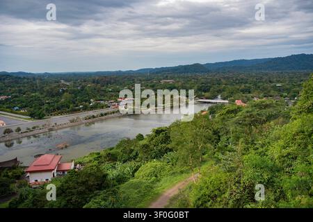 La rivière du réservoir d’eau et du barrage de Khun Dan Prakan Chon près de la ville et de la province de Nakhon Nayok en Thaïlande. Thaïlande, Nakhon Nayok, novembre Banque D'Images
