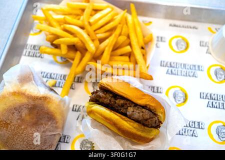 Hamburgers et frites chez Hamburger America à Manhattan, New York City, fast-food sur un plateau dans un restaurant décontracté à NYC Banque D'Images