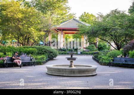 Parc Van Vorst bordé d'arbres dans le centre-ville de Jersey City, New Jersey, États-Unis. Banque D'Images