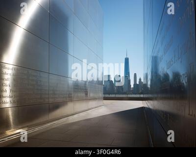 Le mémorial Empty Sky du 11 septembre menant vers One World Trade Center et la skyline de New York, Liberty State Park, Jersey City, New Jersey, États-Unis. Banque D'Images