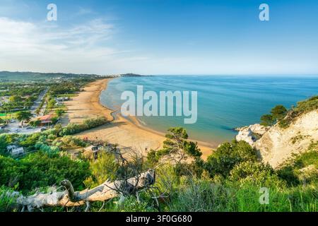 Vue panoramique de la plage de sable de Castello, la mer et les falaises à Vieste depuis le promontoire de Punta delle Sirene. Gargano, Foggia, Pouilles, Italie Banque D'Images