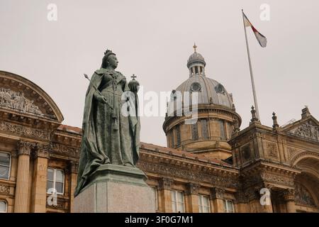 Statue de la reine Victoria avec le dôme du Council House sur la place Victoria, Birmingham, Royaume-Uni Banque D'Images