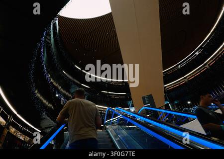 Atrium intérieur futuriste avec des passerelles circulaires et des escaliers mécaniques à l'intérieur de la Bibliothèque de Birmingham, Royaume-Uni Banque D'Images