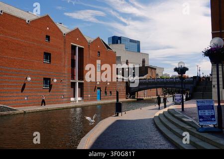 Piétons marchant le long du chemin de halage du bassin de Gas Street près du pont de Broad Street à Birmingham, Royaume-Uni Banque D'Images
