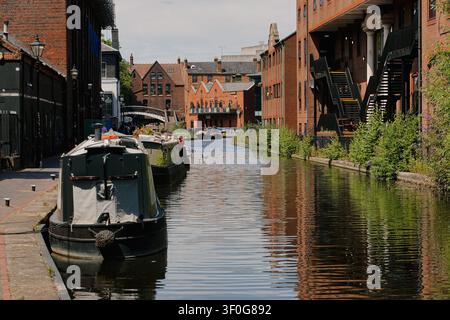 Les narrowboats naviguent et sont amarrés le long du canal de Worcester et Birmingham à Gas Street Basin, Royaume-Uni Banque D'Images