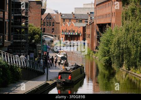 Les narrowboats naviguent et sont amarrés le long du canal de Worcester et Birmingham à Gas Street Basin, Royaume-Uni Banque D'Images