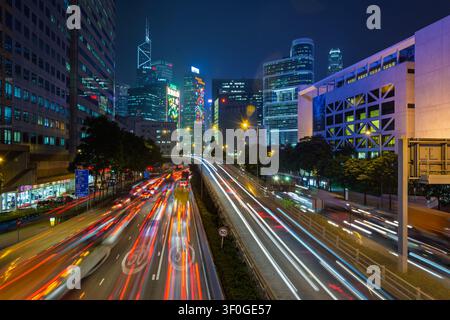 Hong Kong, Chine. 10 décembre 2013, trafic intense dans la ville de Hong Kong la nuit Banque D'Images
