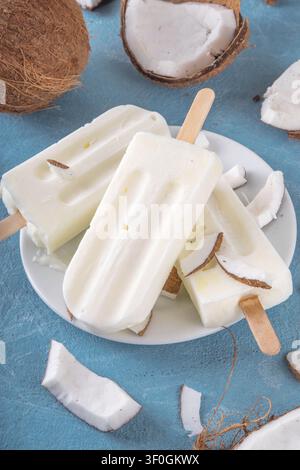 Popsicles au coco végétaliens sans produits laitiers. Lollies glacés diététiques avec crème ou lait de coco, dessert d'été glacé et sucré Banque D'Images