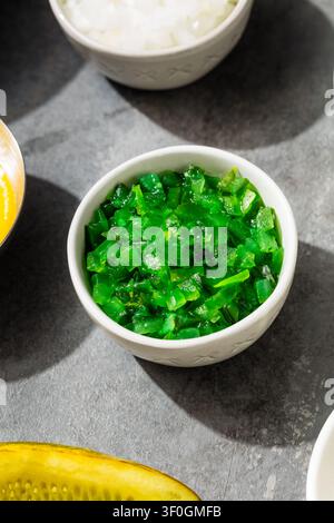 Relish de cornichons vert néon style Chicago fait maison dans un bol Banque D'Images