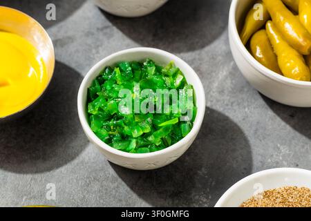 Relish de cornichons vert néon style Chicago fait maison dans un bol Banque D'Images