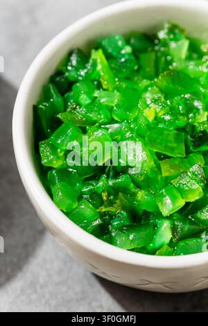 Relish de cornichons vert néon style Chicago fait maison dans un bol Banque D'Images