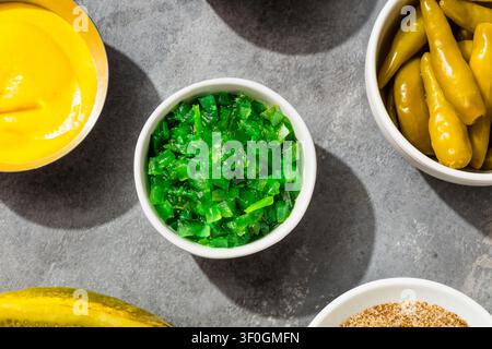 Relish de cornichons vert néon style Chicago fait maison dans un bol Banque D'Images