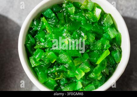 Relish de cornichons vert néon style Chicago fait maison dans un bol Banque D'Images