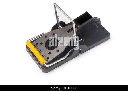 Mousetrap en plastique noir avec barre jaune, montré vide et non armé dans un état neutre sur fond blanc. Découpage studio isolé. Banque D'Images