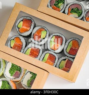 Deux boîtes remplies d'une variété de sushis, mettant en valeur les différents types disponibles. Banque D'Images