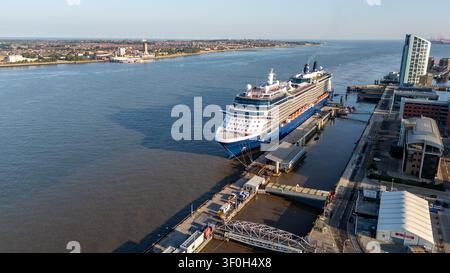 Une vue aérienne par drone mettant l'accent sur l'immense navire de croisière Celebrity Eclipse amarré au Liverpool Cruise Terminal sur la rivière Mersey, Liver Banque D'Images