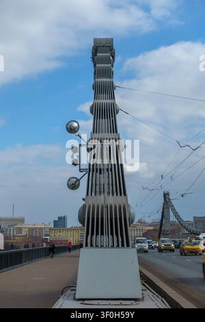 Vue rapprochée d'un pylône de suspension en béton et en acier sur le Krymsky Most (pont de Crimée) à Moscou, en Russie. Banque D'Images