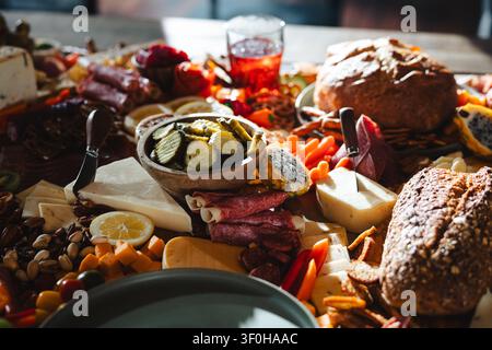 Grande planche de charcuterie avec des snacks gourmands et des hors-d'œuvre Banque D'Images