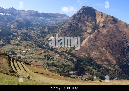 Vue des terrasses agricoles et du village dans la vallée de Pisac entourée de montagnes à Cusco, Cusco, Pérou. Banque D'Images