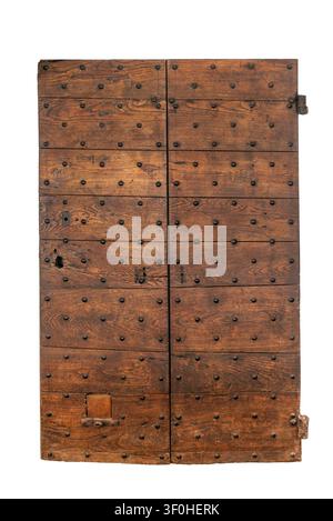 Vue avant d'une porte en bois antique usée à deux battants, renforcée de clous en fer décoratifs et de ferronnerie historique, datant du Banque D'Images