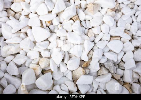 Un tas de pierres décoratives blanches et lisses, gros plan. Banque D'Images
